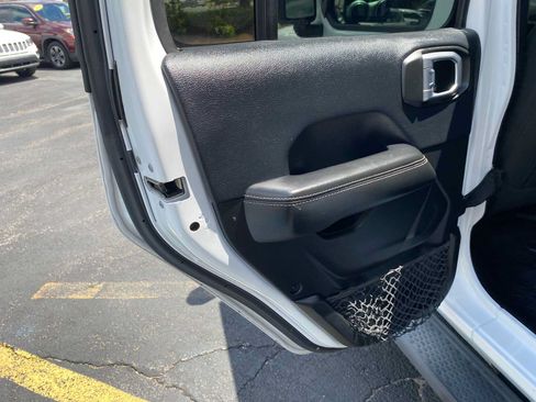 Used 2018 Jeep Wrangler Unlimited Sahara AWD/4WD image 40