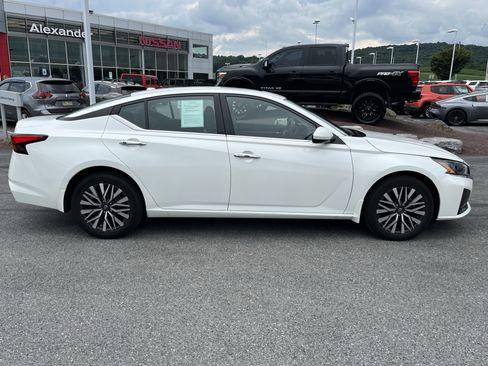 Used 2023 Nissan Altima 2.5 SV w/ SV Premium Package AWD/4WD image 2
