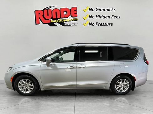 Used 2022 Chrysler Pacifica Touring-L FWD image 3