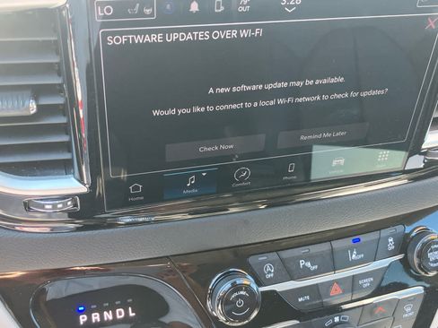 Used 2024 Chrysler Pacifica Touring-L FWD image 11