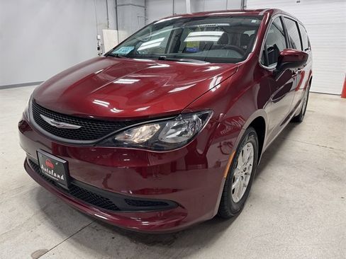 Used 2023 Chrysler Voyager LX FWD image 3