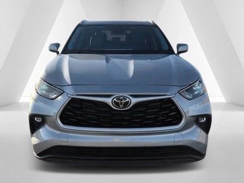 Used 2023 Toyota Highlander XLE image 2