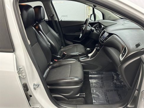 Used 2022 Chevrolet Trax LT w/ LT Convenience Package image 14