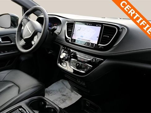 Used 2024 Chrysler Pacifica Select image 18