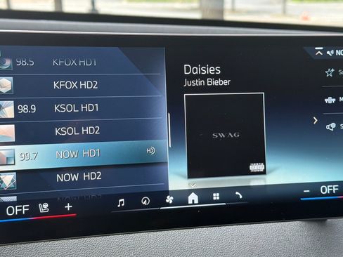 Used 2024 BMW iX xDrive50 w/ Sport Package AWD/4WD image 25