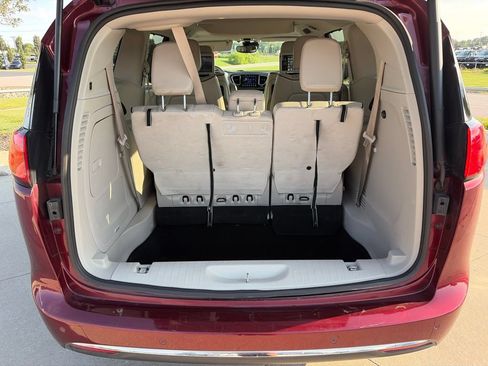 Used 2018 Chrysler Pacifica Limited w/ Advanced Safetytec Group FWD image 42