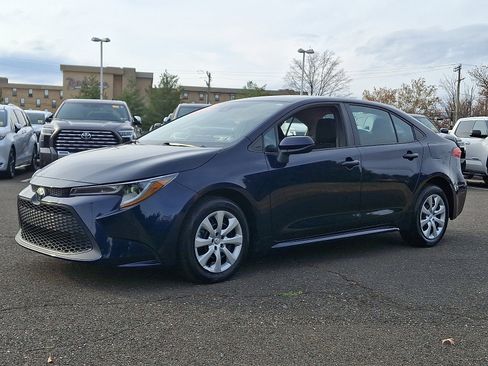 Certified 2022 Toyota Corolla LE image 3