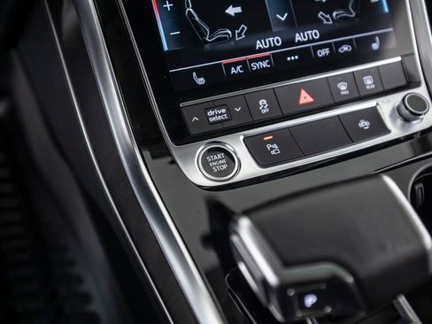 Used 2023 Audi Q8 Premium image 35