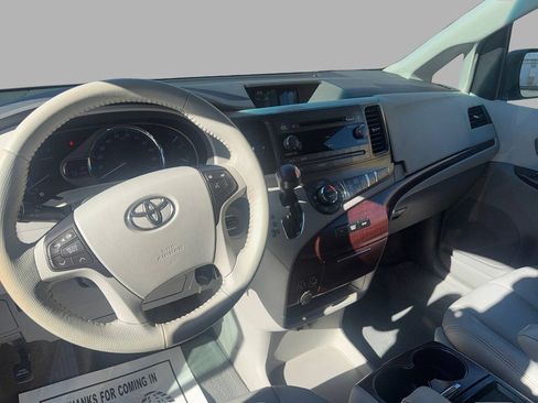 Used 2011 Toyota Sienna XLE FWD image 14