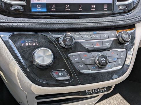 Used 2024 Chrysler Pacifica Touring-L AWD/4WD image 13
