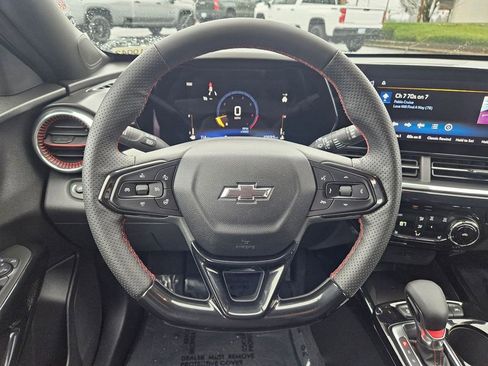 Used 2025 Chevrolet Trax RS w/ Sunroof Package image 15