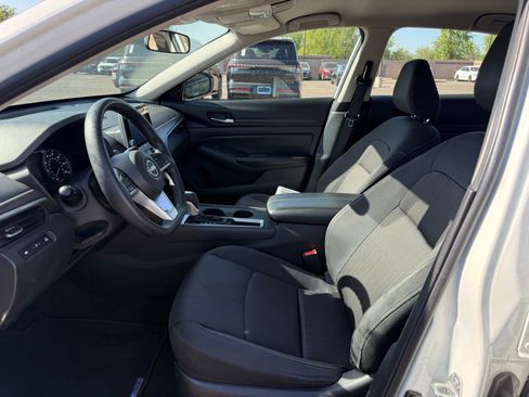 Used 2025 Nissan Altima 2.5 SV FWD image 13