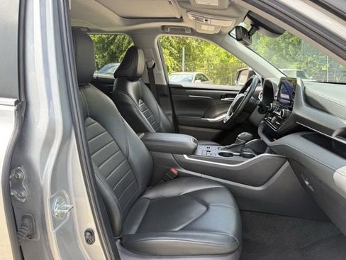 Used 2024 Toyota Highlander XLE FWD image 32
