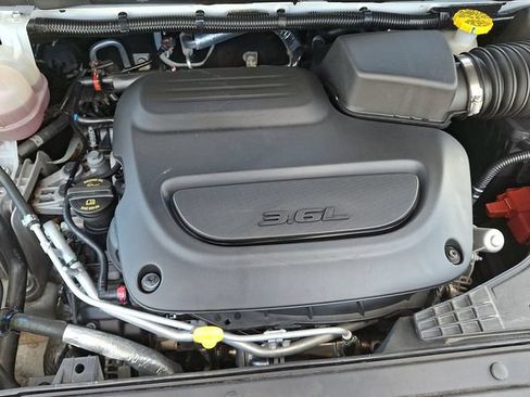 Used 2025 Chrysler Pacifica Limited FWD image 28