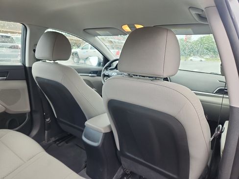 Used 2019 Hyundai Elantra SE FWD image 28