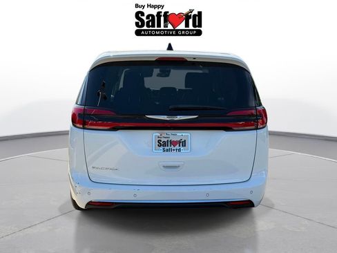 Used 2024 Chrysler Pacifica Touring-L FWD image 11