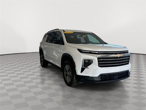 Certified 2025 Chevrolet Traverse LT image 2