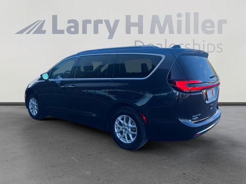 Used 2021 Chrysler Pacifica Touring-L image 3