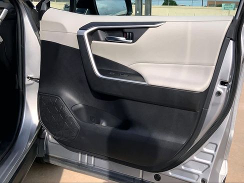 Used 2022 Toyota RAV4 XLE AWD/4WD image 22
