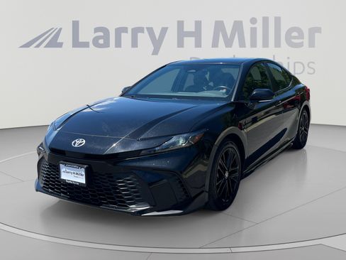 Used 2025 Toyota Camry SE FWD image 1