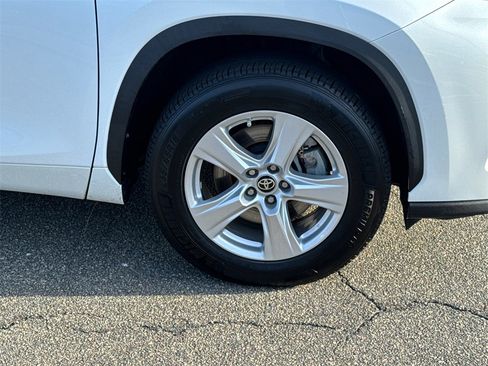 Certified 2023 Toyota Highlander L image 12