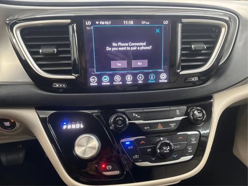 Used 2020 Chrysler Pacifica Touring-L FWD image 44