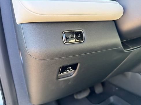 New 2026 Lincoln Navigator Premiere AWD/4WD image 21
