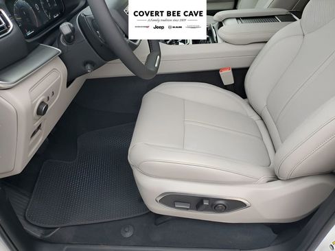 New 2026 Jeep Grand Wagoneer L 2WD image 33