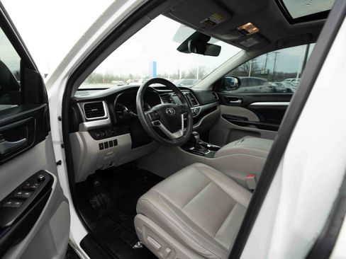 Used 2018 Toyota Highlander XLE image 8