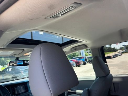 Used 2017 Toyota Sienna XLE FWD image 11