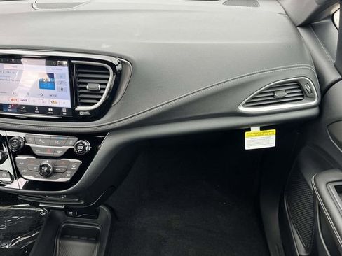New 2026 Chrysler Pacifica Select image 15