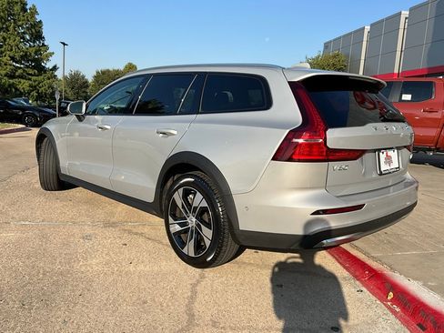 Used 2025 Volvo V60 B5 Cross Country Plus image 8