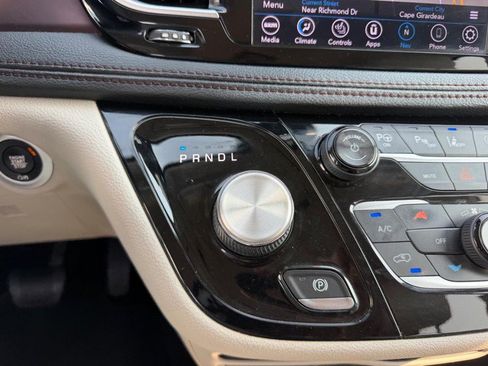 Used 2018 Chrysler Pacifica Limited w/ Advanced Safetytec Group FWD image 19