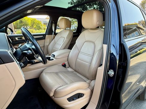 Used 2022 Porsche Cayenne Platinum Edition image 30