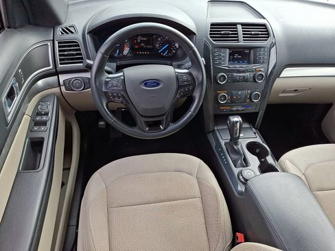 Used 2018 Ford Explorer XLT AWD/4WD image 12