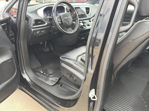 Used 2018 Chrysler Pacifica Limited w/ Advanced Safetytec Group FWD image 43