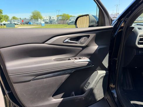 Used 2025 Chevrolet Traverse LT FWD image 11