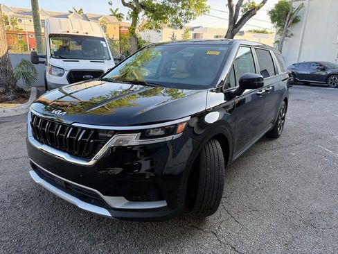 Used 2022 Kia Carnival EX FWD image 3