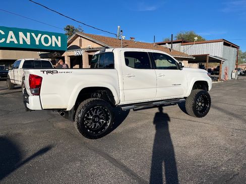 Used 2016 Toyota Tacoma TRD Sport image 4