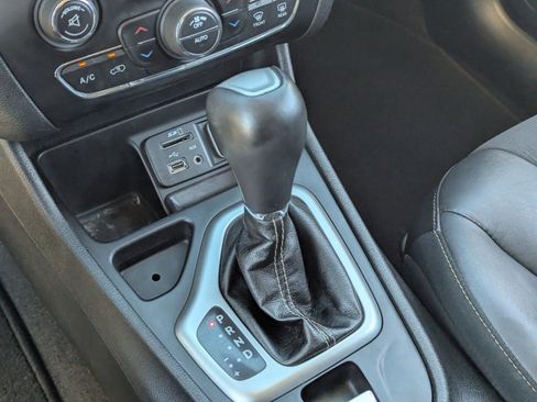 Used 2018 Jeep Cherokee Latitude Plus w/ Comfort/Convenience Group image 31