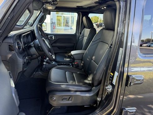New 2025 Jeep Gladiator Sport w/ Premium Package image 16