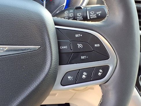 Used 2024 Chrysler Pacifica Touring-L FWD image 16