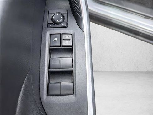 Used 2021 Toyota RAV4 LE AWD/4WD image 11
