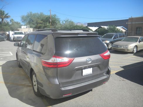 Used 2015 Toyota Sienna LE image 7