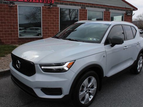 Used 2020 Volvo XC40 T5 Momentum image 2