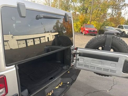 Used 2018 Jeep Wrangler Unlimited Sahara image 27