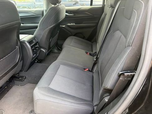 Used 2024 Jeep Grand Cherokee Laredo AWD/4WD image 3