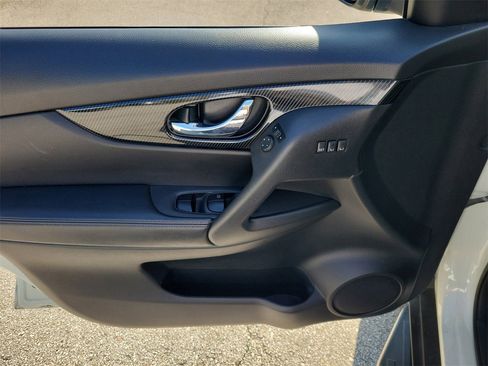 Used 2017 Nissan Rogue SL image 14