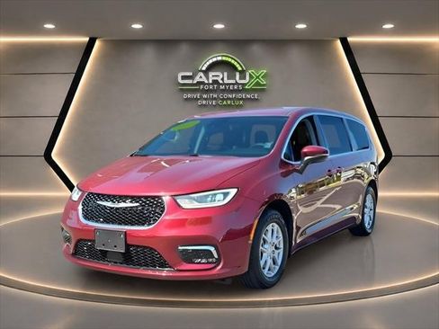 Used 2023 Chrysler Pacifica Touring-L FWD image 3