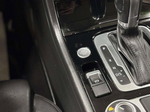 Used 2016 Volkswagen Touareg VR6 image 33